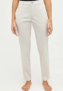 Louisa Chino mit mit Paspeltaschen