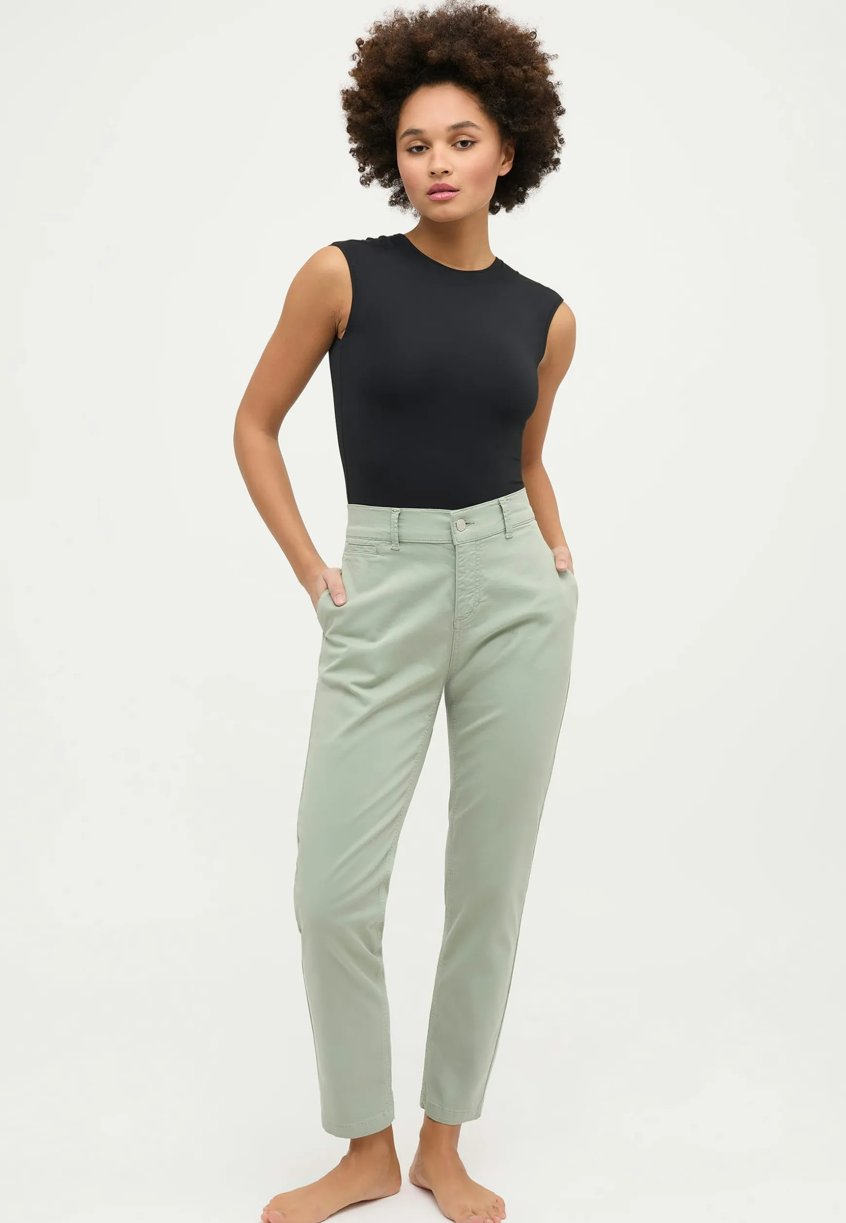 Louisa Chino mit mit Paspeltaschen