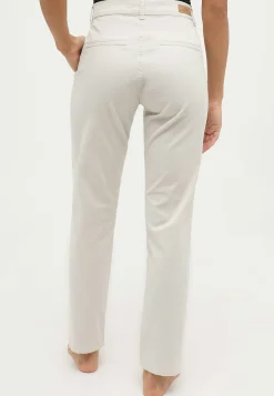 Louisa Chino mit mit Paspeltaschen
